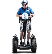 Uzbrojony terenowy Segway policyjny w akcji.